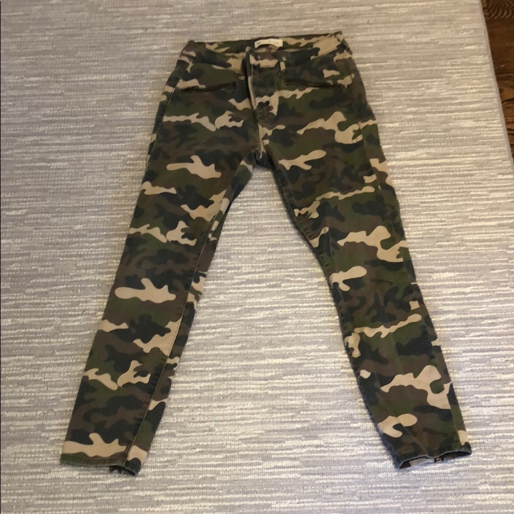 Gap Camo w hold zipper pockets and zipper ankles